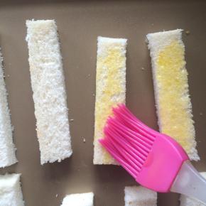 吐司条刷满黄油。