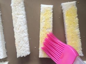 吐司条刷满黄油。