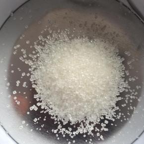 准备一些粗颗粒的砂糖。