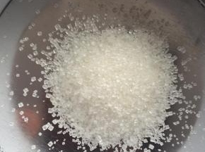 准备一些粗颗粒的砂糖。