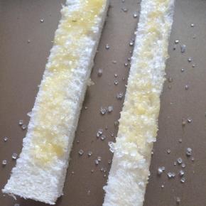 吐司条裹上砂糖。烤箱预热180度15分钟，吐司条上色满意即可。