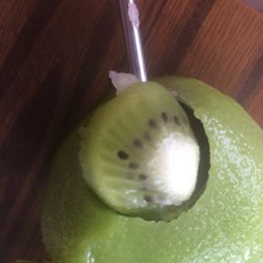泥猴桃也用挖勺器取出果肉。