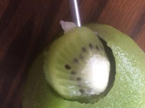 泥猴桃也用挖勺器取出果肉。