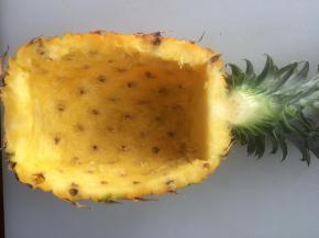 菠萝一切两半，用小刀和勺子，取出中间果肉。