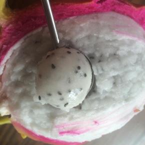 火龙果用挖勺器取出果肉。