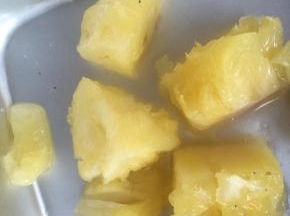 菠萝切小块。