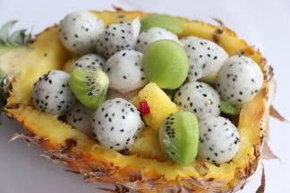 所有水果放入菠萝壳中，挤上沙拉酱即可。