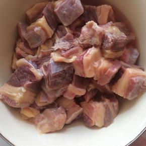 牛肉洗净后切成2cm左右的小块。清水中浸泡3小时，期间换水3次，去除血水。