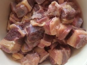 牛肉洗净后切成2cm左右的小块。清水中浸泡3小时，期间换水3次，去除血水。