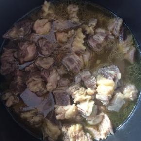 将牛肉放入高压锅中，放入大料，少许水压40分钟。