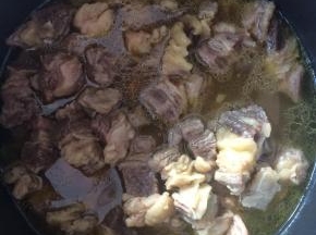 将牛肉放入高压锅中，放入大料，少许水压40分钟。