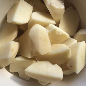 土豆去皮，切成大块。