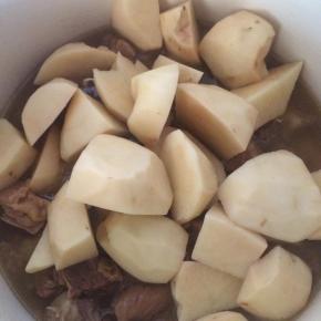 另起一锅，倒入压好的牛肉，加入土豆块。