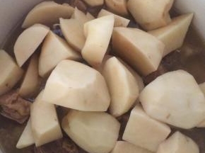 另起一锅，倒入压好的牛肉，加入土豆块。