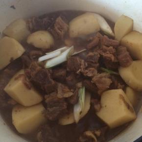 加入葱姜、老抽、盐。
炖至土豆绵软，汤汁浓稠即可出锅。