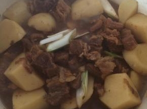 加入葱姜、老抽、盐。
炖至土豆绵软，汤汁浓稠即可出锅。