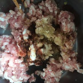 猪肉馅，加入五香粉、鸡粉、盐、生抽，老抽，顺着一个方向搅拌均匀。