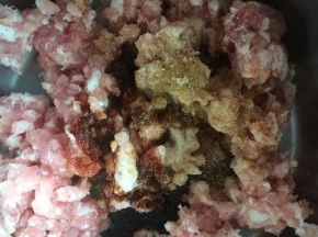 猪肉馅，加入五香粉、鸡粉、盐、生抽，老抽，顺着一个方向搅拌均匀。