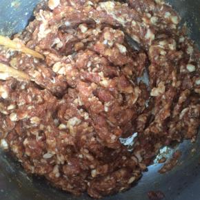 将100ml 凉白开分三次加入到肉馅中，然后用筷子顺着一个方向搅拌肉馅儿至吸收。