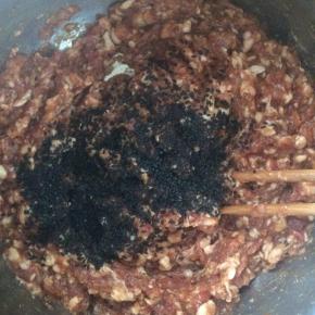 加入一大勺黑芝麻，搅拌均匀。