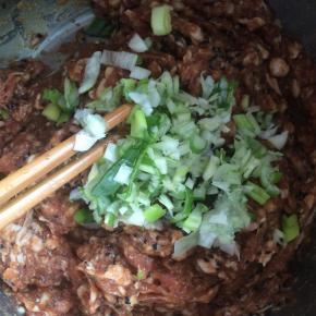 加入适量葱末搅拌均匀。
