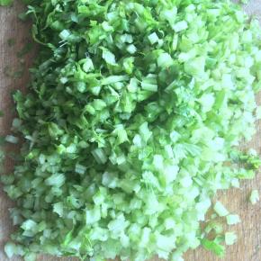 香芹洗干净，沥干水分，切成小粒。