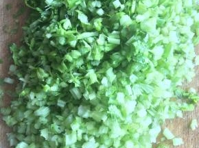 香芹洗干净，沥干水分，切成小粒。