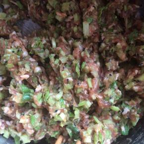 包好饺子，开水煮熟。