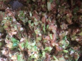 包好饺子，开水煮熟。