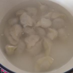 非常好吃的香芹馅饺子哦。
蘸上我的独门料汁，简直太美味了。