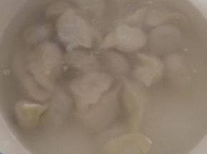 非常好吃的香芹馅饺子哦。
蘸上我的独门料汁，简直太美味了。