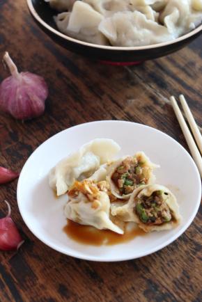 将香芹与肉馅搅拌均匀备用。