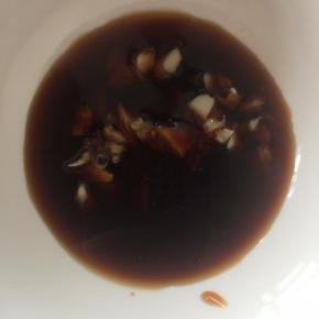 蒜拍碎、加入一勺蚝油、少许鸡精、少许味极鲜酱油、适量醋，搅拌均匀，喜欢吃辣的可以加一些辣椒油，用来蘸饺子吃，非常美味哦。