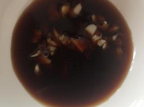 蒜拍碎、加入一勺蚝油、少许鸡精、少许味极鲜酱油、适量醋，搅拌均匀，喜欢吃辣的可以加一些辣椒油，用来蘸饺子吃，非常美味哦。