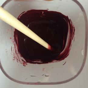 红曲粉加入水，搅拌均匀。