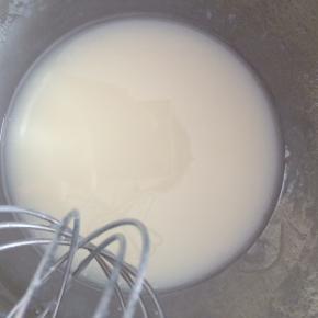 玉米油加入牛奶，搅打均匀，充分乳化。