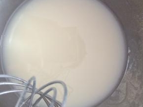 玉米油加入牛奶，搅打均匀，充分乳化。