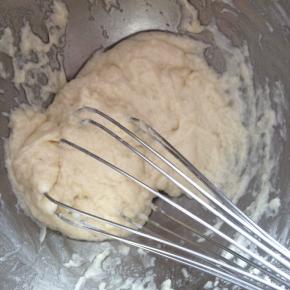 筛入低粉，用蛋抽Z字型搅拌均匀。