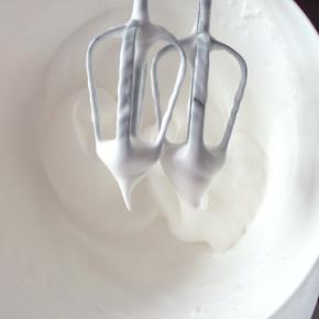 细砂糖分三次加入蛋清中打发，把蛋清打散起鱼眼泡时第一次加糖，蛋白霜起纹路时第二次加糖，提起打蛋器能拉起小弯勾时第三次加糖，直至把蛋白霜打发到提起打蛋头能拉出直立的小尖勾，就打发好了。打蛋白霜我一般采取的速度是：低速打散蛋清，然后开高速把蛋白霜打发好，最后开慢速一分钟打发掉蛋白霜中的大气泡。