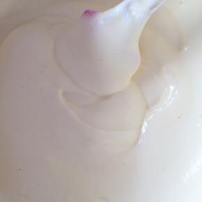 取三分之一的打发好的蛋白霜倒入蛋黄糊内，用切拌和翻拌的手法拌均匀，倒回到剩余的三分之二的蛋白霜内，继续拌均匀。拌好的蛋糕糊应该是细腻、有光泽的。