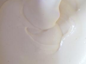 取三分之一的打发好的蛋白霜倒入蛋黄糊内，用切拌和翻拌的手法拌均匀，倒回到剩余的三分之二的蛋白霜内，继续拌均匀。拌好的蛋糕糊应该是细腻、有光泽的。