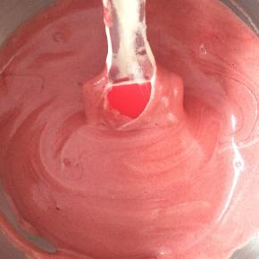 分出150克蛋糕糊拌入红曲粉液里，翻拌均匀。