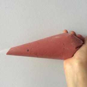 红曲蛋糕糊装入裱花袋。