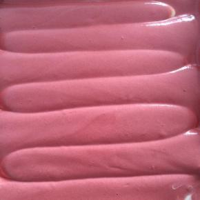 用食指在面糊上画出连续的S形状，手指要插到面糊最底层。