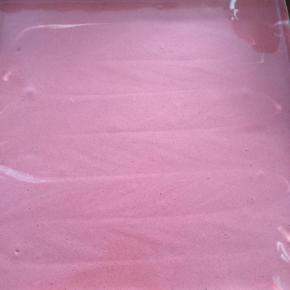 烤盘扭个方向，再用用食指在面糊上画出连续的S形状。（垂直于刚才的S形）轻震烤盘，用刮刀使面糊平整。