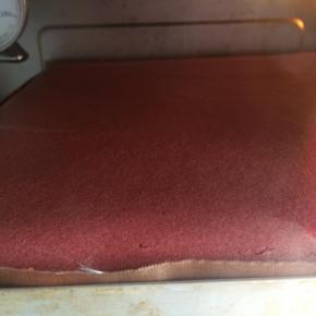 烤箱预热，上下火160度30分钟。具体温度视自家烤箱情况而定。