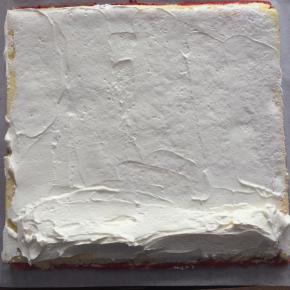 烤好后，取出蛋糕片，晾凉。
淡奶油加糖打发，卷蛋糕卷用，所以奶油打的硬一些。
将奶油抹在蛋糕片上。