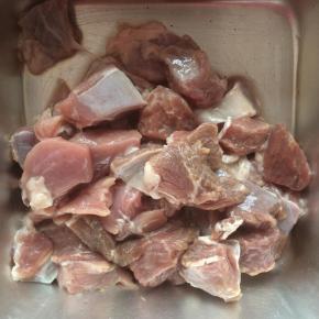 羊肉洗干净，切成1.5cm左右的小块。