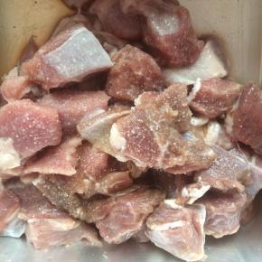 加入少许盐、生抽、香油腌制1小时。