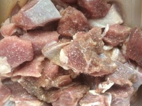 加入少许盐、生抽、香油腌制1小时。